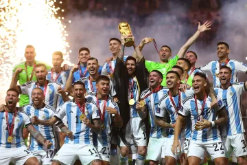 Argentinci v čele s Lionelem Messim s nejcennější trofejí