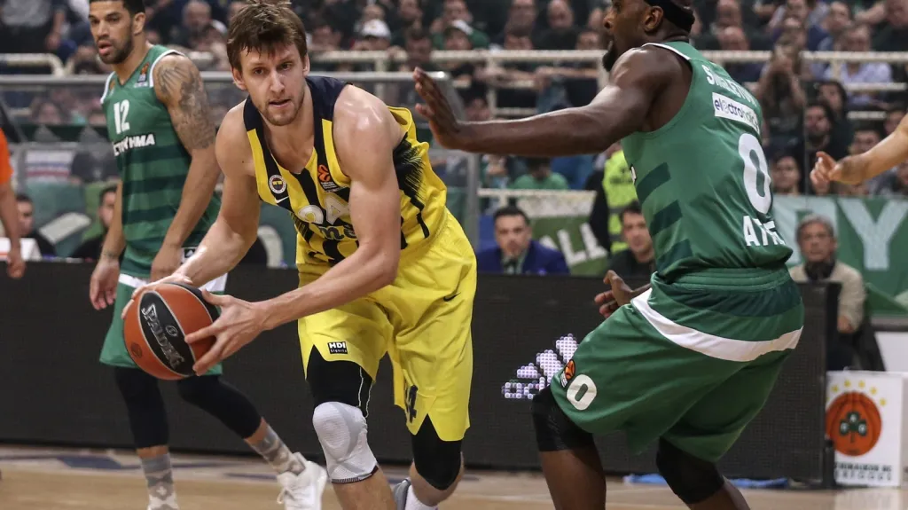 Jan Veselý v utkání s Panathinaikosem