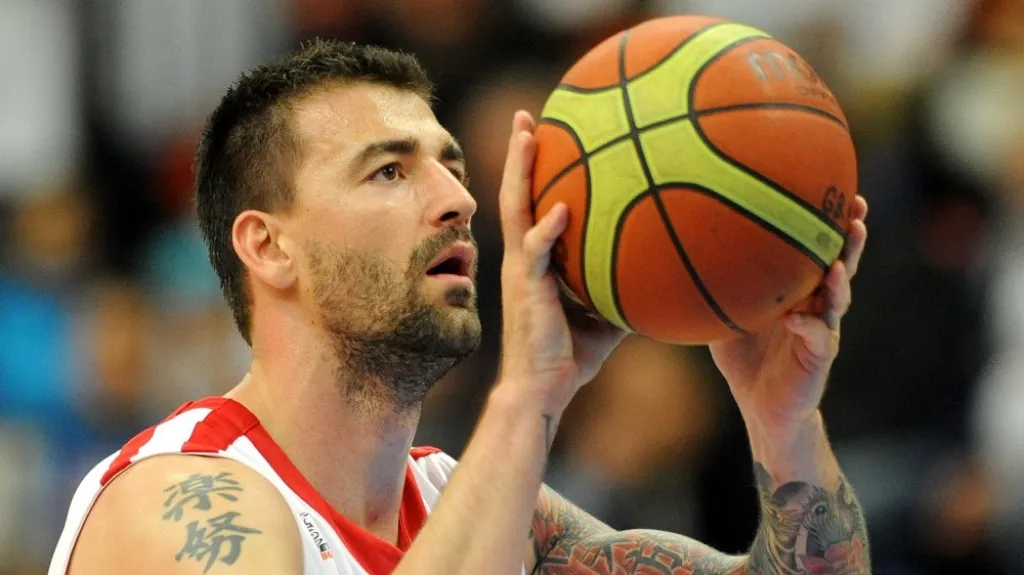 Vlado Rančík z Nymburku střílí ve finále s Prostějovem