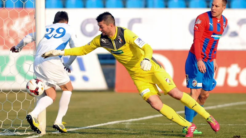 Sporná situace ve 21. minutě v utkání Ostrava - Plzeň