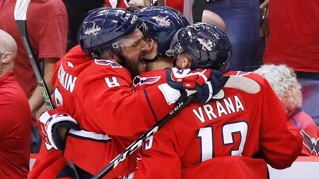 Hráči Washingtonu se radují ze vstřelené branky