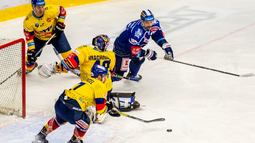 Kladenský Tomáš Plekanec v obležení hráčů Českých Budějovic