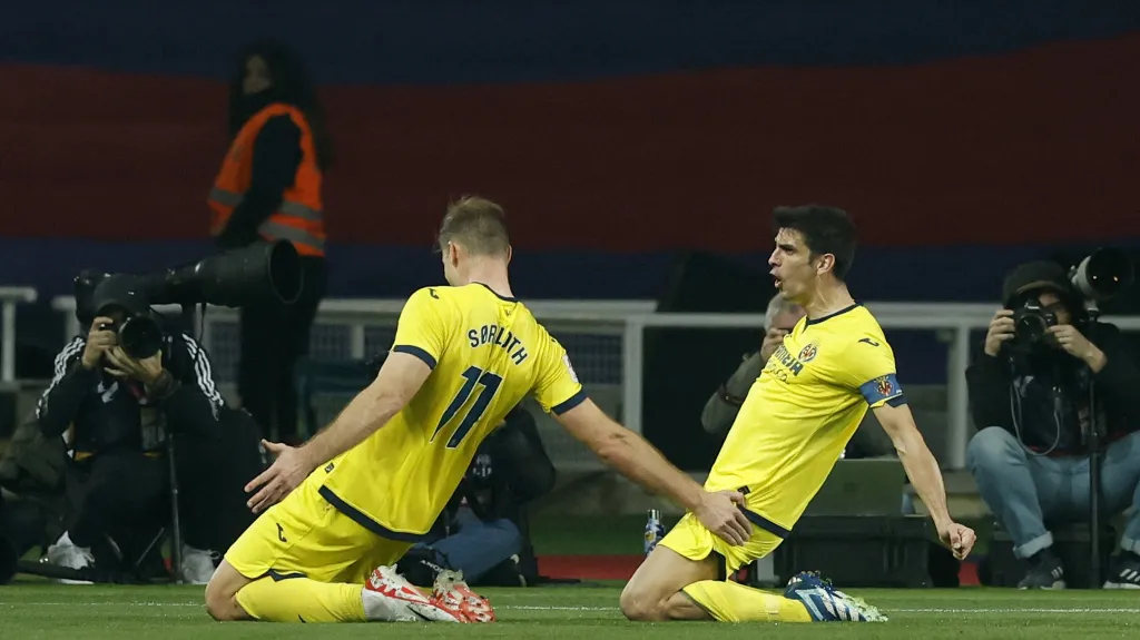 Alexander Sörloth a Gerard Moreno z Villarrealu oslavují gól