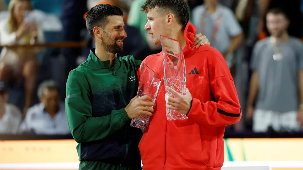 Srb Novak Djokovič objímá Jakuba Menšíka, který vyhrál turnaj Masters v Miami