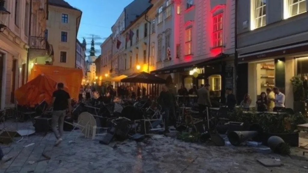 Ventúrská ulice po bitce fotbalových chuligánů