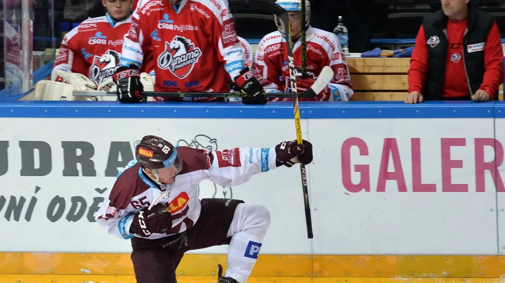 Slavící Petr Čajkovský u pardubické střídačky