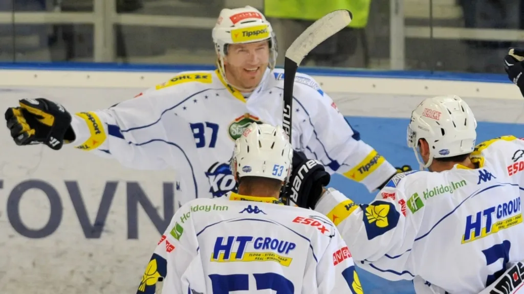 Petr Ton slaví se svými spoluhráči z Brna vstřelenou branku