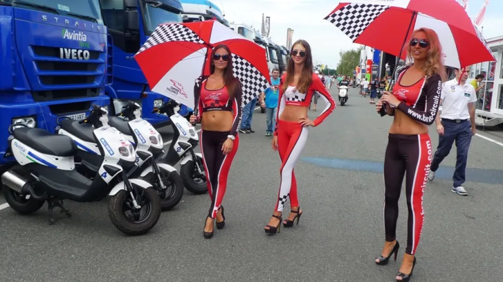 Profesionální úsměvy a pózy, to je jejich denní chleba