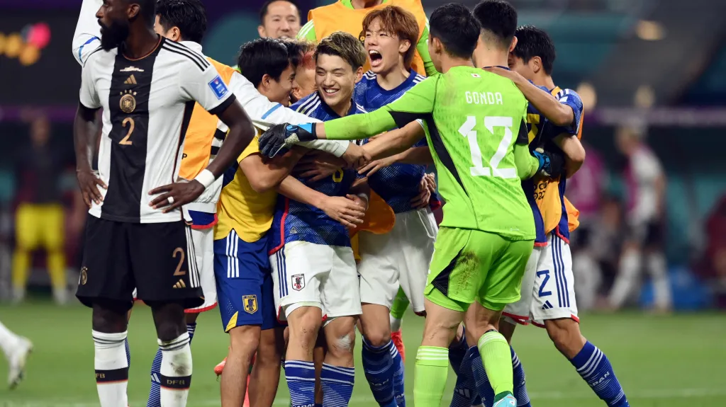Fotbalisté Japonska se radují z výhry nad Německem