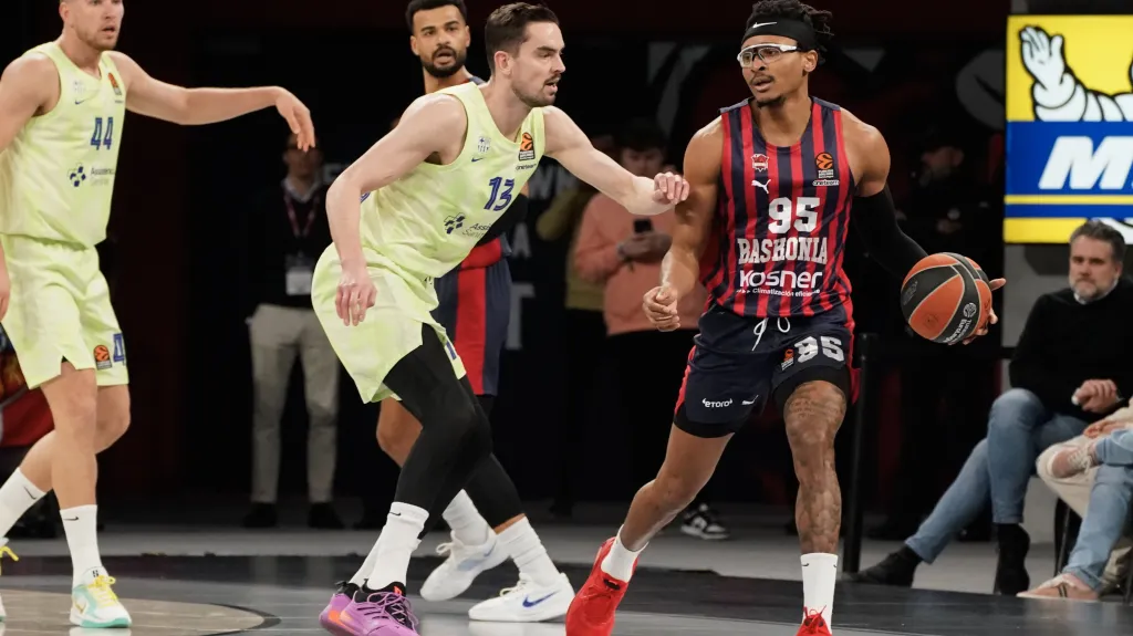 Tomáš Satoranský brání akci Baskonie