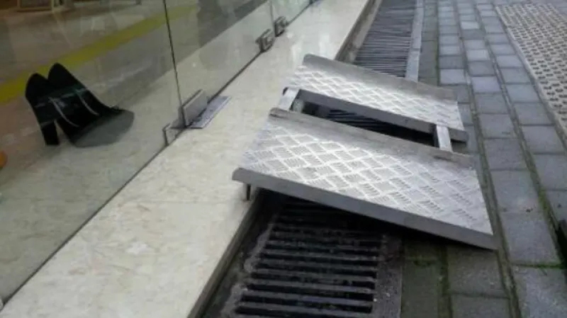 Rampy u výlohy prodejny s botami