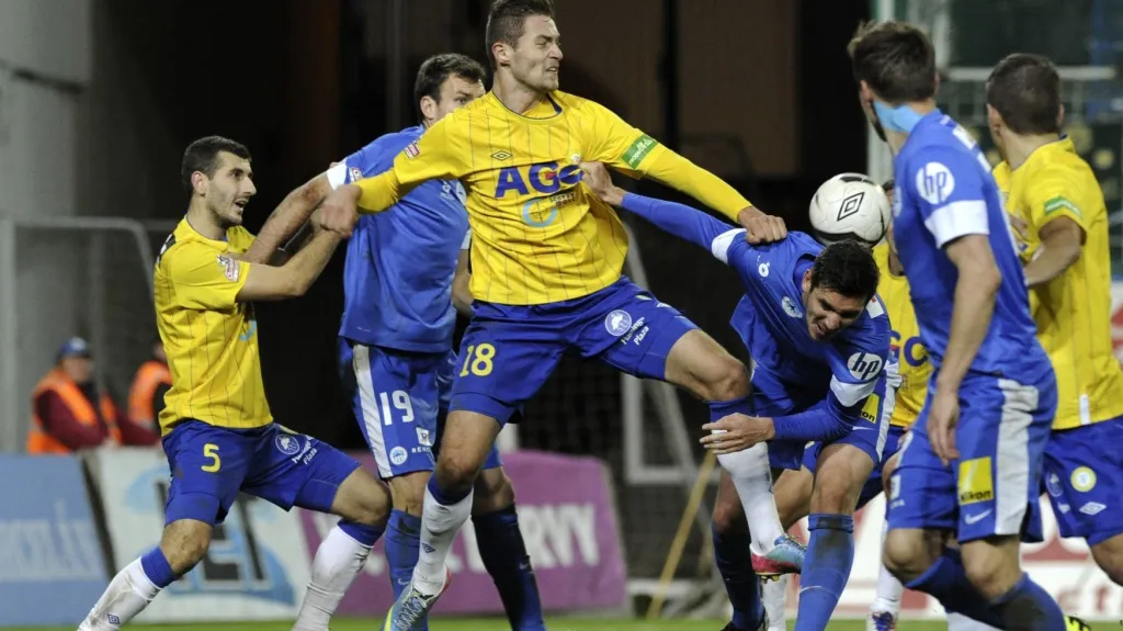 David Jablonský (uprostřed) v utkání s Teplicemi
