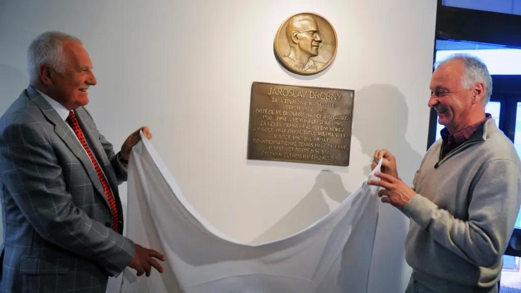 Legendární tenista Drobný se dočkal pamětní desky