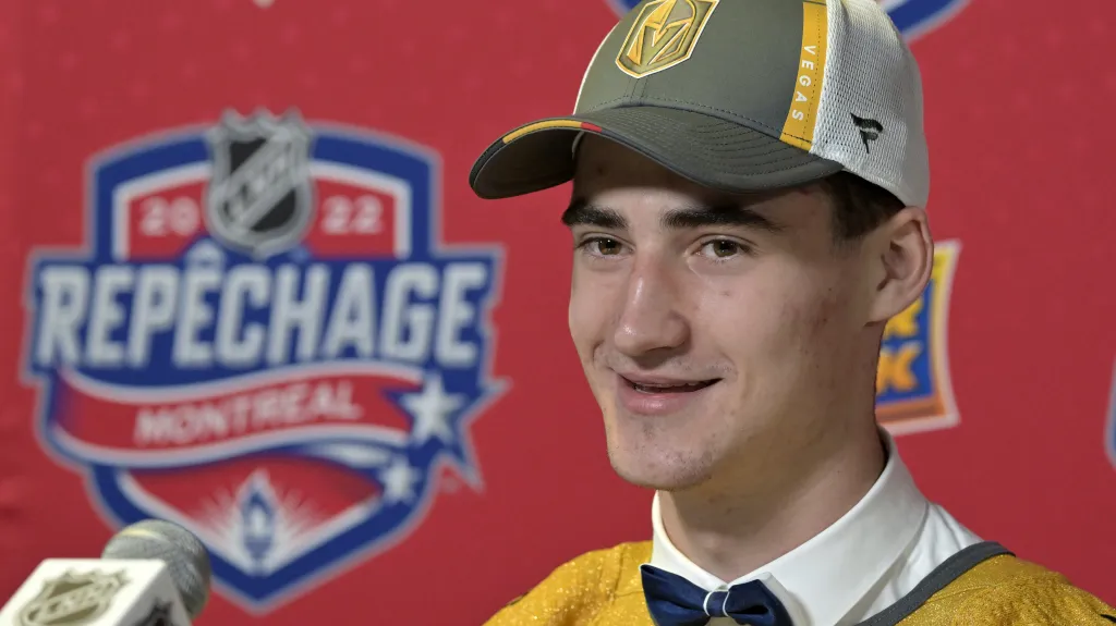 Matyáš Šapovaliv při draftu NHL