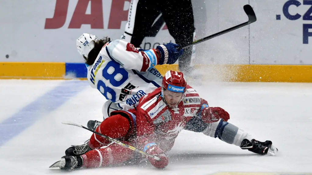 Brněnský útočník Peter Mueller v souboji s Patrikem Hrehorčákem z Třince