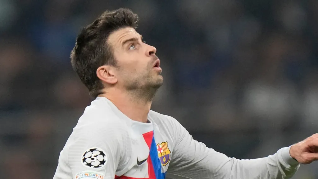 Barcelonský Gerard Piqué během zápasu Ligy mistrů proti Interu Milán 