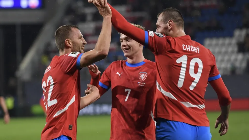 Tomáš Souček se raduje s Tomášem Chorým