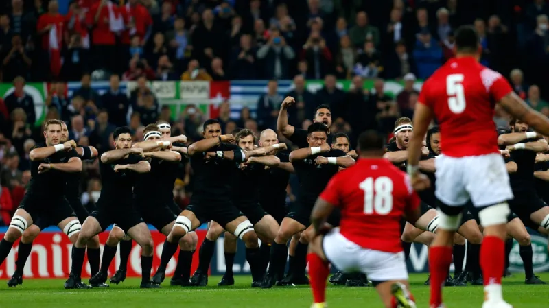 Ragbisté Nového Zélandu a Tongy předvedli bojové tance