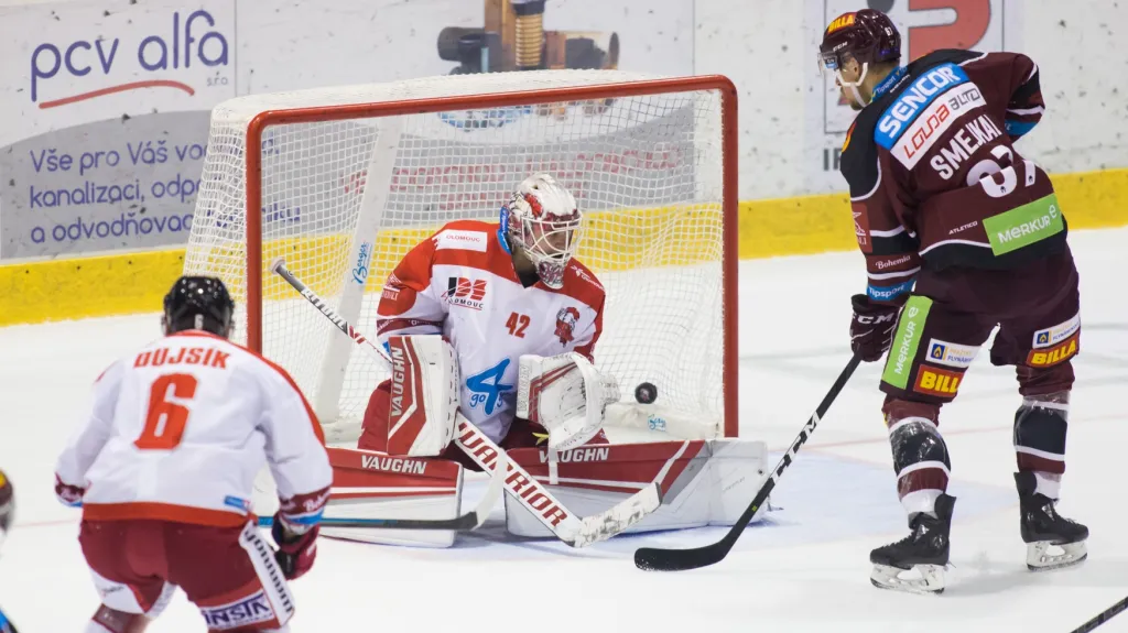 Olomoucký brankář Branislav Konrád při zákroku proti Spartě