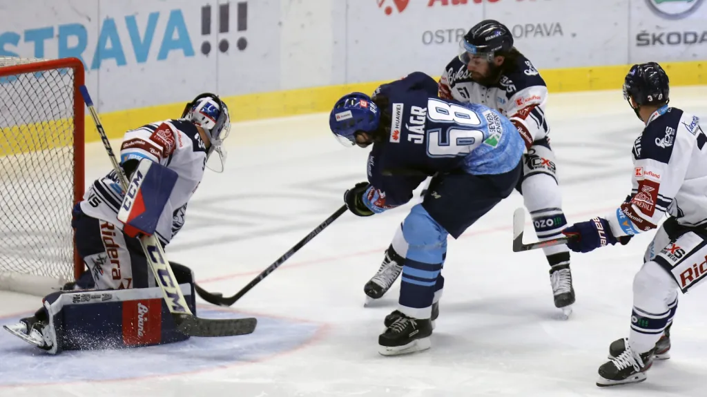 Brankář Miroslav Svoboda z Vítkovic likviduje šanci Jaromíra Jágra z Kladna