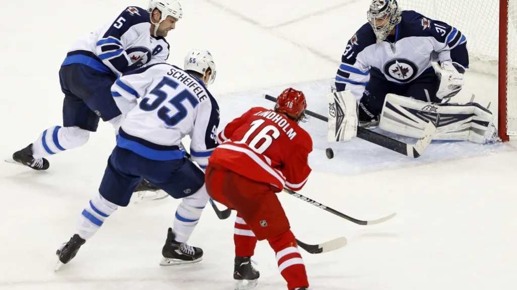 Ondřej Pavelec v utkání s Carolinou