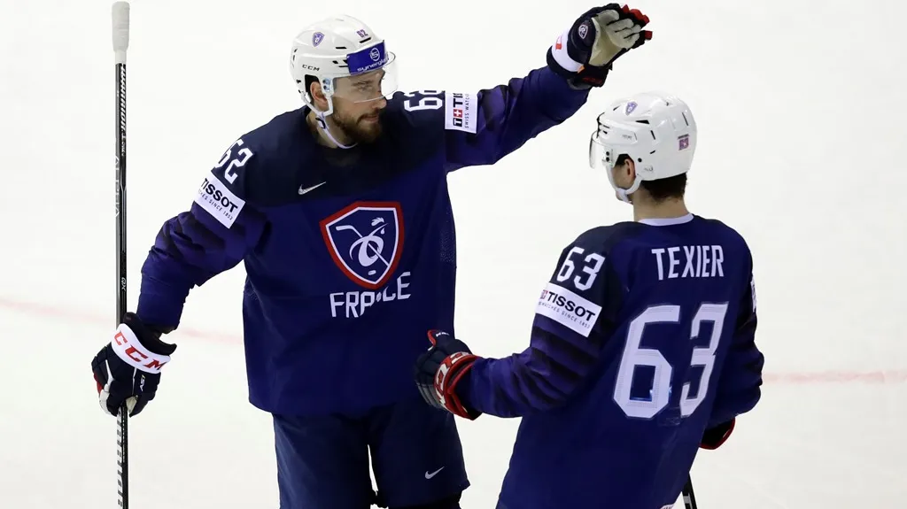 Alexandre Texier (vpravo) a Florian Chakiachvili z Francie se radují z gólu