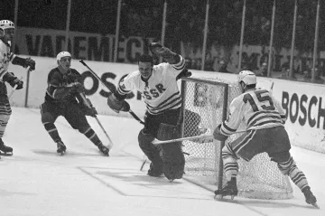 Brankář Vladimír Dzurilla v utkání proti Kanadě na MS 1965