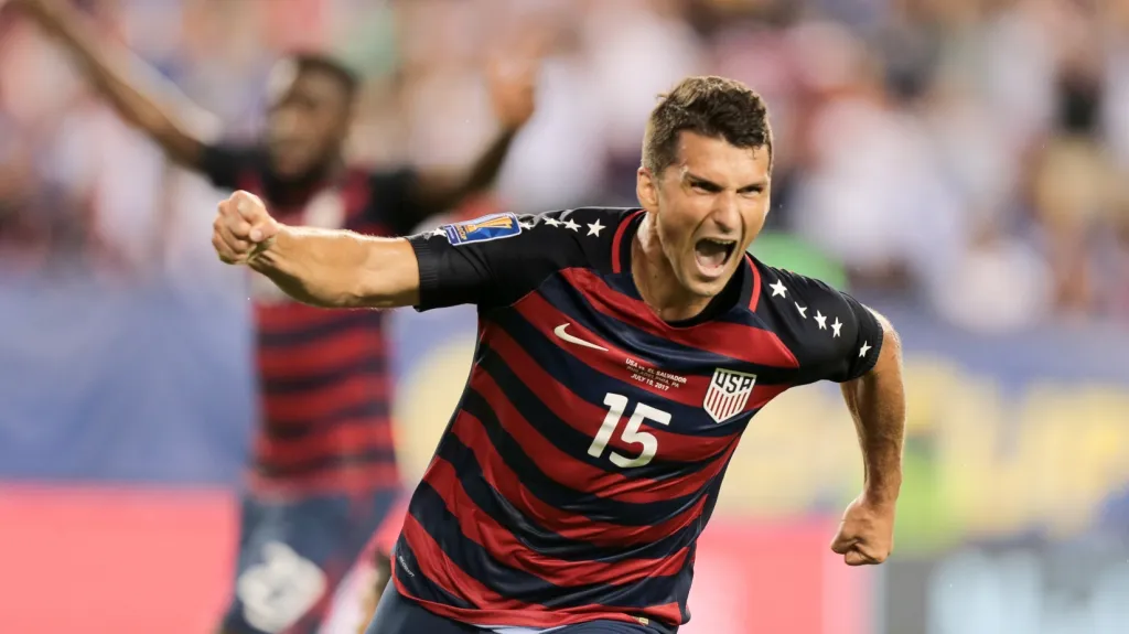 Slavící reprezentant USA Eric Lichaj