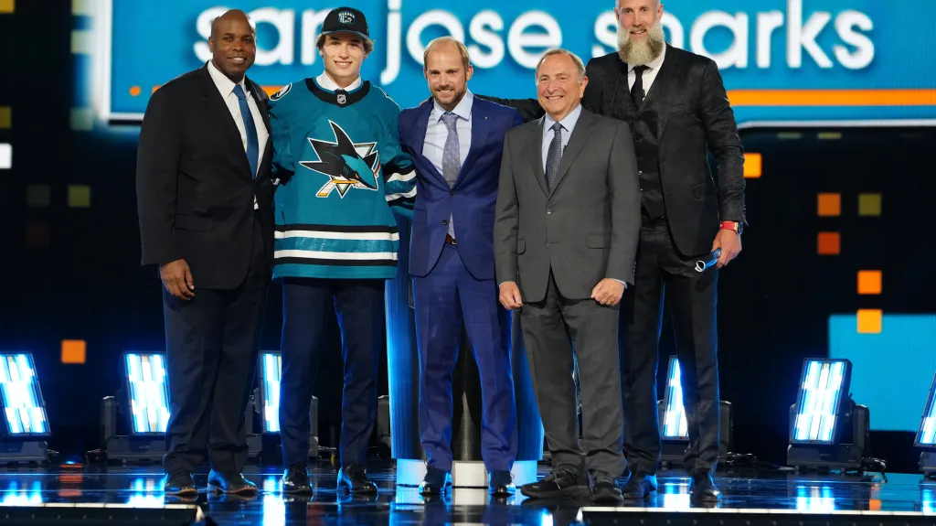 Macklin Celebrini jako jednička draftu NHL 2024 v dresu San Jose Sharks