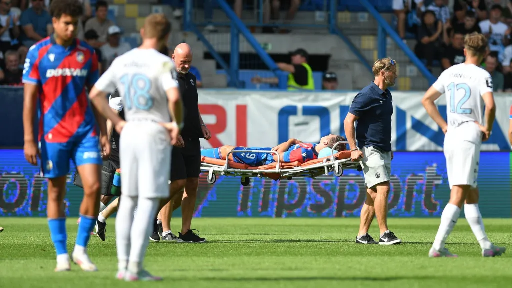 Zraněný Denis Višinský v utkání Plzně s Libercem