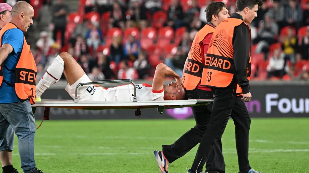 Ivan Schranz musel hřiště opustit na nosítkách