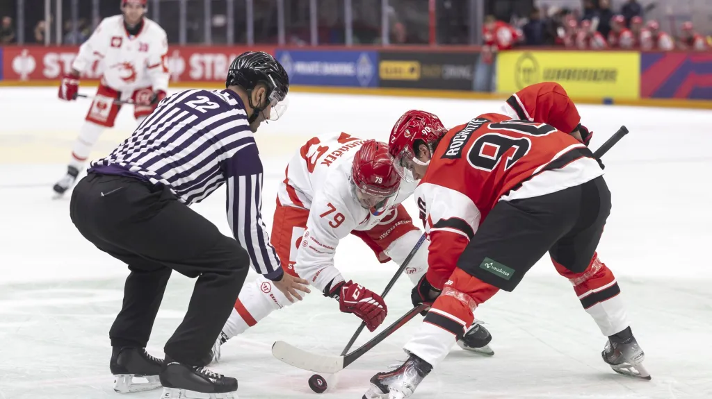 Třinecký Libor Hudáček a Theo Rochette z Lausanne