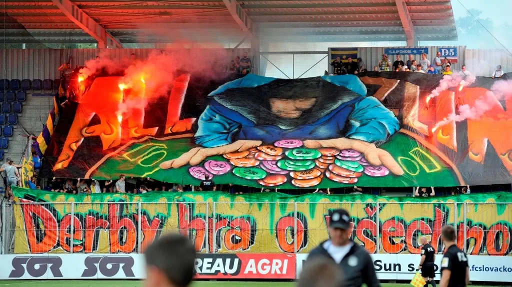 Choreo fanoušků Zlína v zápase se Slováckem