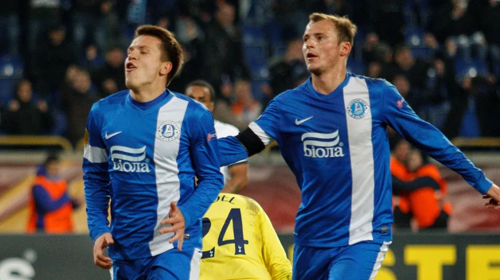 Jevgenij Konopljanka (vlevo) a Roman Zozulja