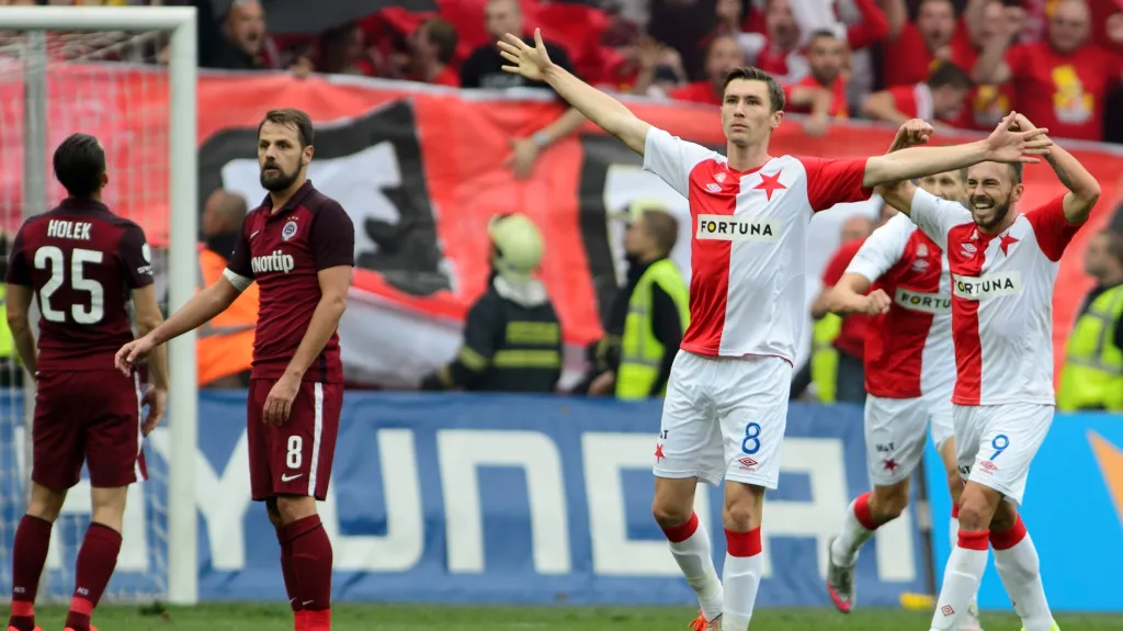 Jaromír Zmrhal ze Slavie slaví gól v síti Sparty