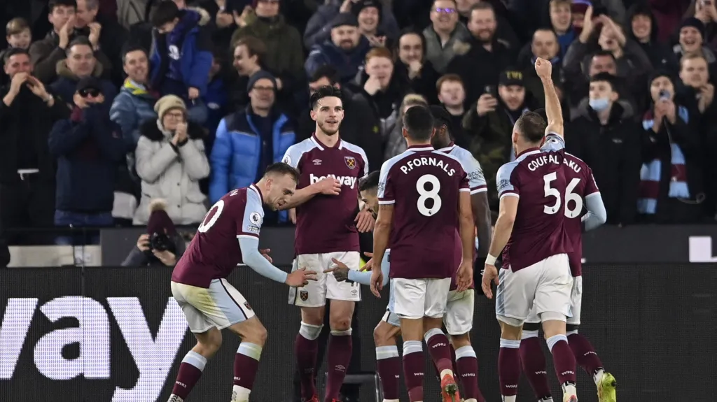 Fotbalisté West Hamu United se radují z branky