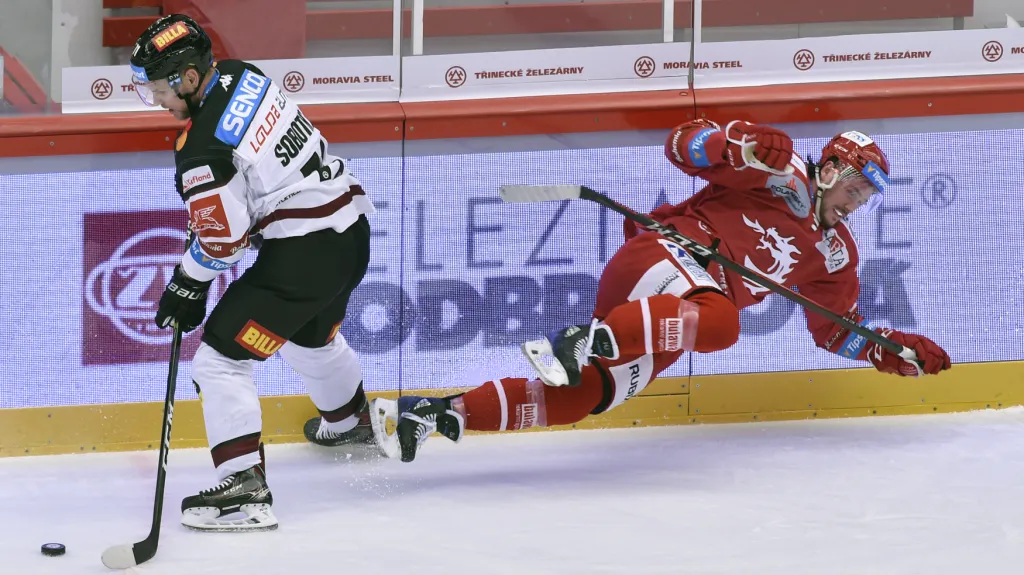 Vladimír Sobotka ze Sparty (vlevo) v utkání s Třincem