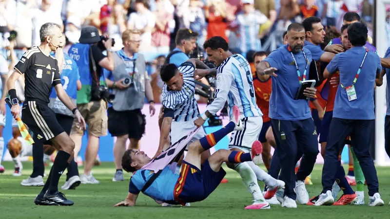 Atak argentinského fotbalisty Leandra Paredese na Gavi po skončení finále MS