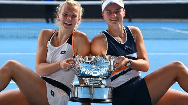 Krejčíková se Siniakovou poprvé ovládly Australian Open