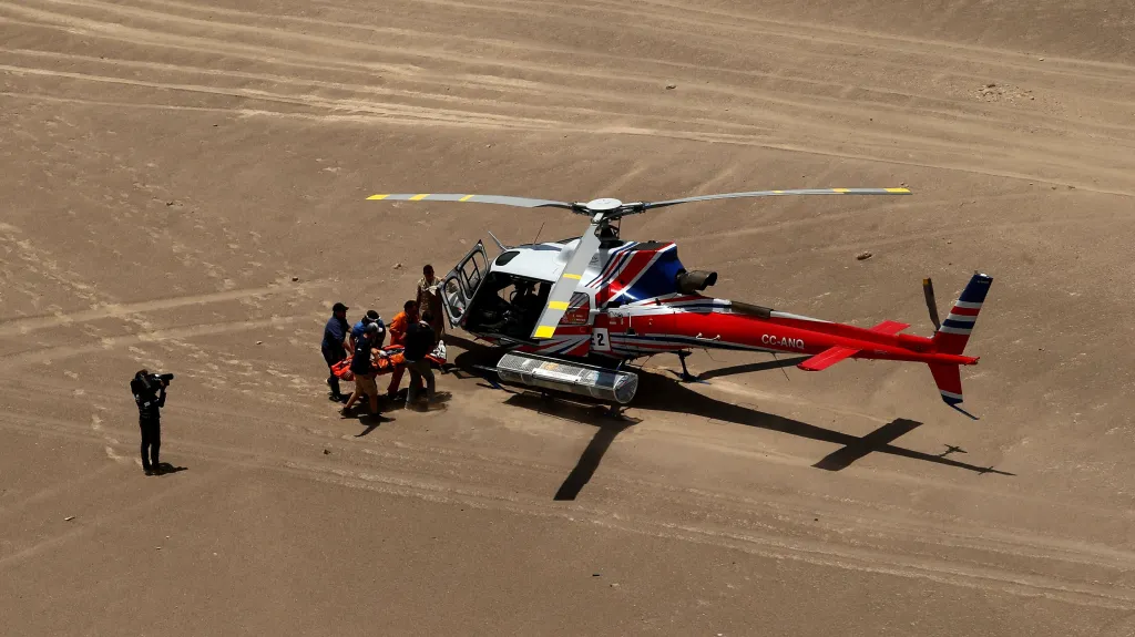 Záchranáři transportují havarovaného Sama Sunderlanda
