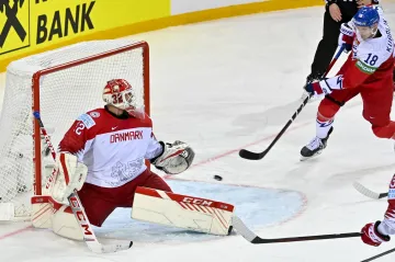 Dominik Kubalík (vpravo) střílí gól do sítě Dánska