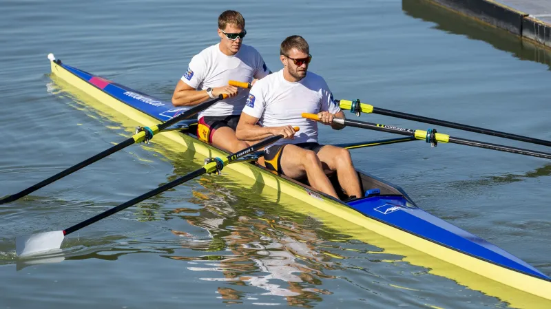 Zleva veslaři Jakub Podrazil a Ondřej Synek