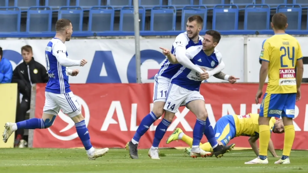 Fotbalisté Mladé Boleslavi se radují v utkání proti Teplicím