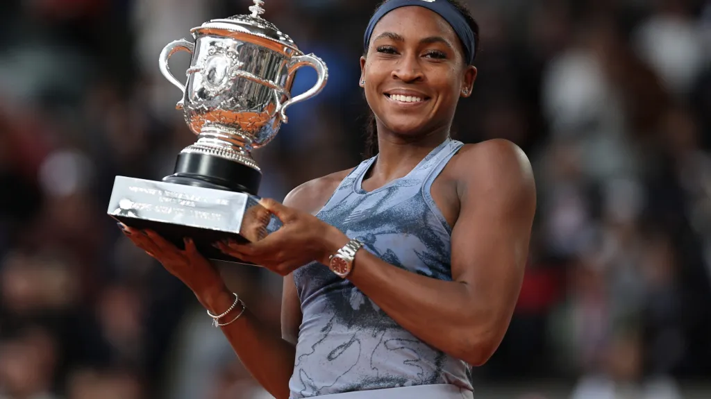 Coco Gauffová s trofejí pro vítězku Roland Garros