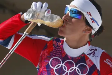 Marit Björgenová se občerstvuje během bruslařské desítky