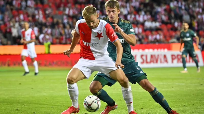 Jan Kuchta v utkání s Legií Varšava