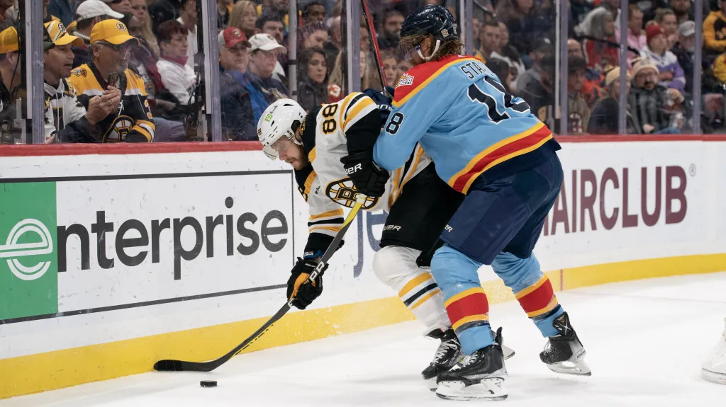 David Pastrňák z Bostonu (vlevo) v utkání s Floridou