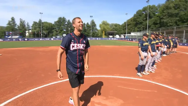 Slavnostní nadhoz předvedl Tomáš Souček