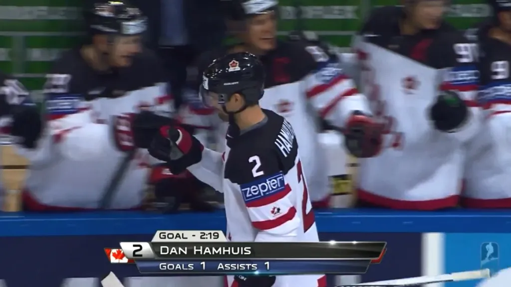 Gól v utkání Kanada - Lotyšsko: Hamhuis - 4:0 (23. min.)