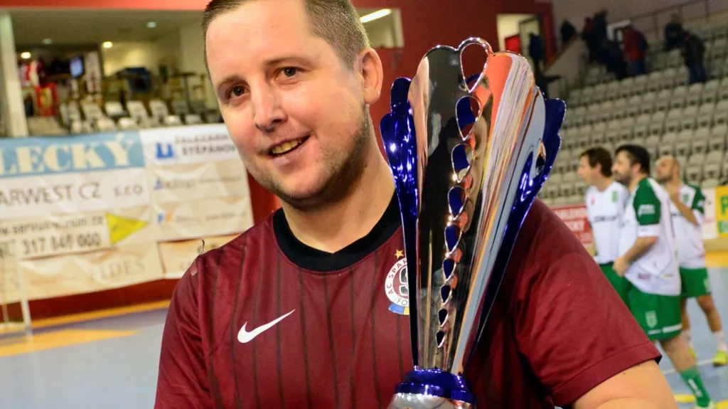 Luděk Stracený s trofejí pro vítěze